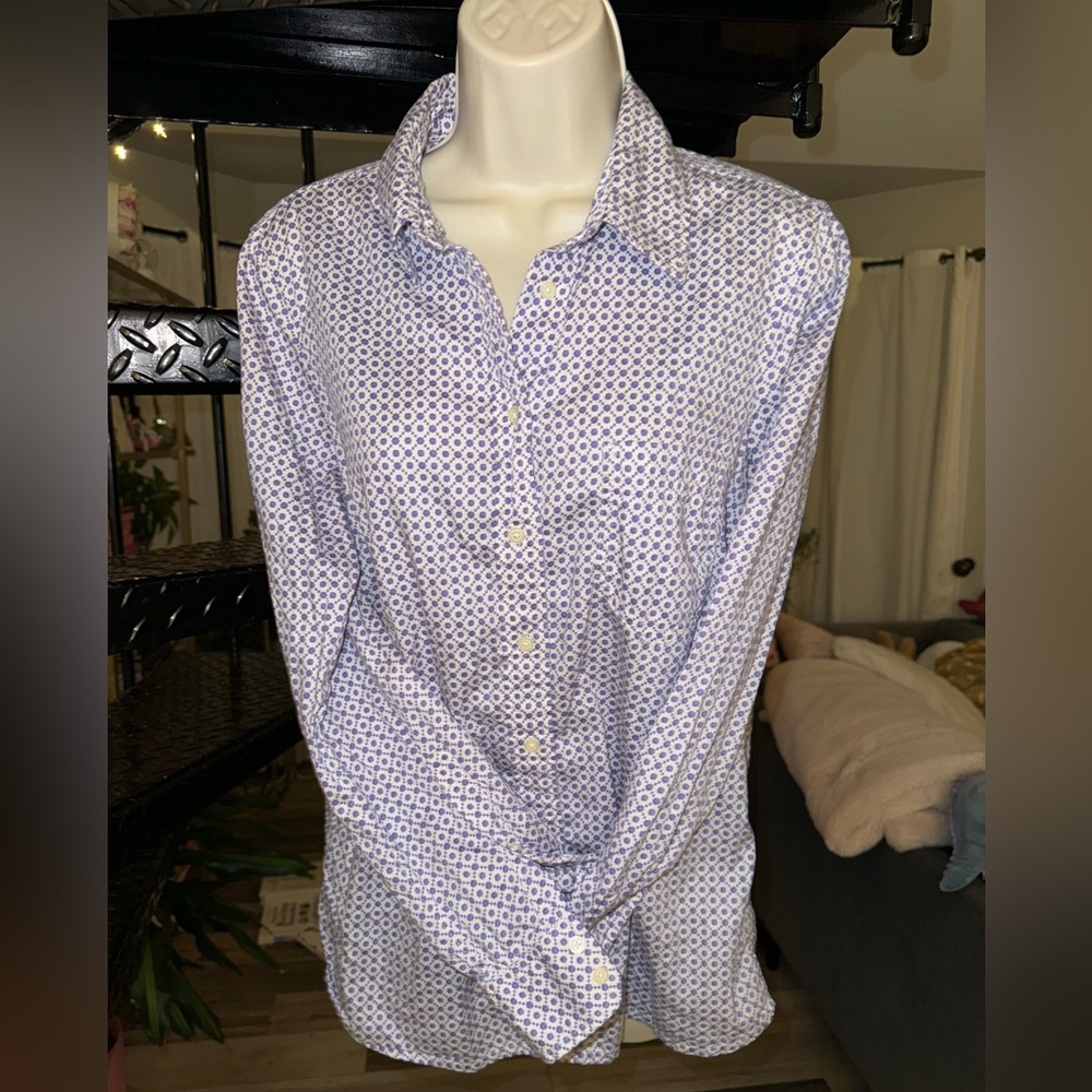 Gap “Boyfriend” Fitted Button Down In Size Medium - image 1